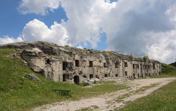 ancienne forteresse utilisée pendant la Première Guerre mondiale en Italie par les soldats autrichiens dans les montagnes
 - Photo, image