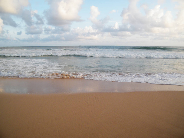Ondas suaves do oceano. Praia de Galle com incrível pôr do sol, Sri Lanka
 - Foto, Imagem