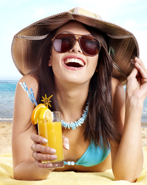 Girl in bikini on beach drinking cocktail. - Foto, Bild