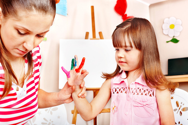 Peinture d'enfant avec professeur à l'école maternelle
. - Photo, image