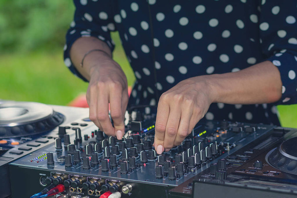 Mãos de uma menina tocando um DJ mixer console close-up. Música
 - Foto, Imagem