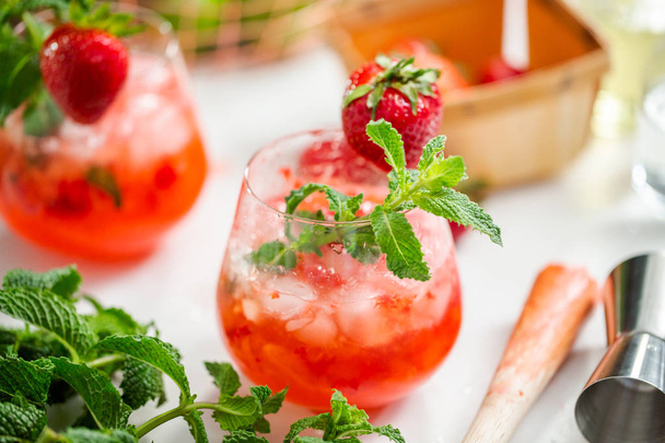 Erdbeermojito-Cocktail mit Bio-Erdbeeren von Grund auf neu. - Foto, Bild