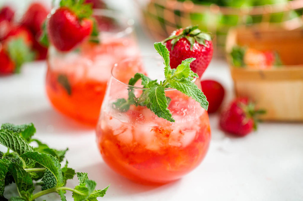 Fraise Mojito cocktail aux fraises bio à partir de zéro
. - Photo, image
