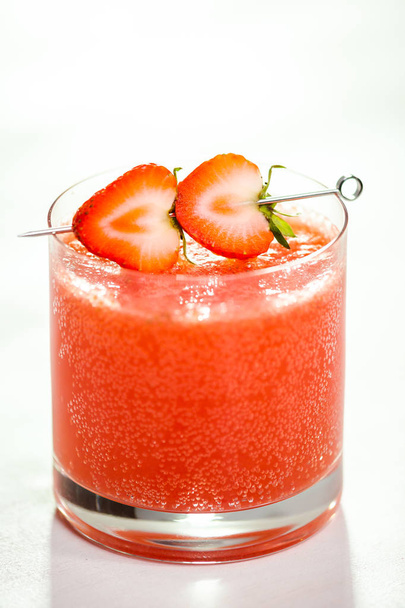 Κεντάκι φιλί burbon κοκτέιλ γαρνιρισμένο με φρέσκες φράουλες. - Φωτογραφία, εικόνα