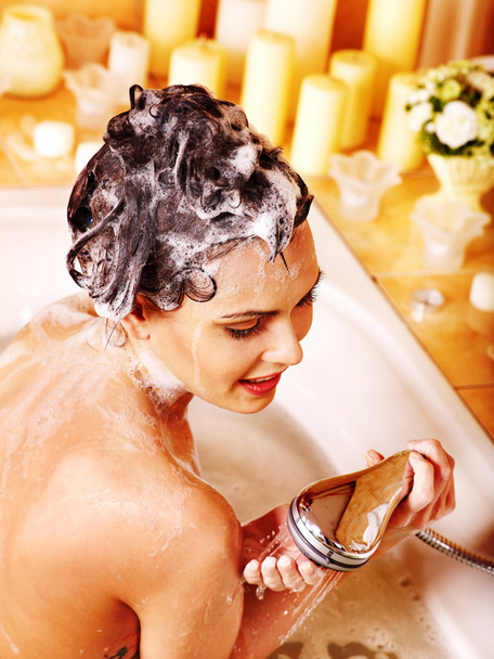 kobieta myje głowę w łazience. - Zdjęcie, obraz