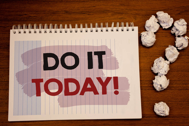 Escribiendo nota mostrando Do It Today Motivational Call. Exhibición de fotos de negocios Comience a trabajar haciendo algo necesario ahora
 - Foto, imagen