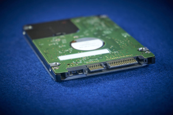 Close up van de harde schijf intern mechanisme hardware op blauwe achtergrond - Foto, afbeelding
