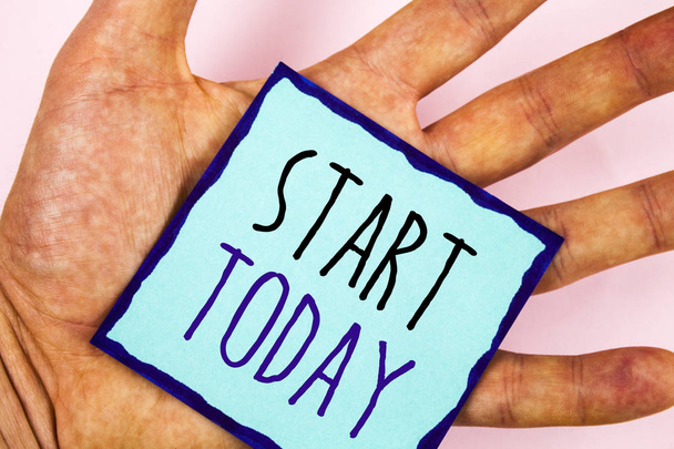 Szöveg jel mutatja a Start ma. Fogalmi fénykép kezdeményezzen kezdeni jobb most inspiráló motivációs mondatot - Fotó, kép
