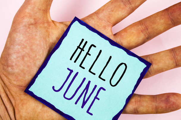 Sinal de texto mostrando Olá June. Foto conceitual Começando uma nova mensagem do mês Maio termina Verão começando
 - Foto, Imagem