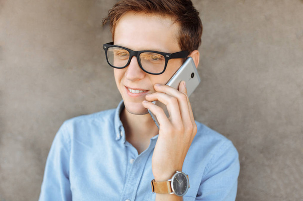 Beautiful stylish business guy with glasses, posing on the beach, hipster talking on the phone, work on vacation, - Fotografie, Obrázek
