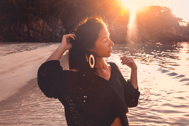 beautiful young woman model on the beach at sunset - Foto, Imagem
