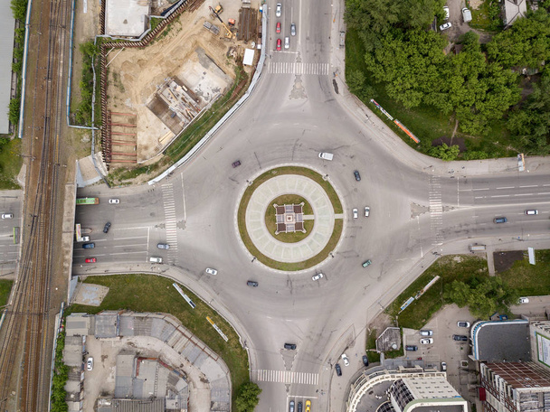 Letecký pohled na náměstí v centru města s objezdu doprava, ulice a domy se zelenými stromy. Průnik dvou silnic - Fotografie, Obrázek