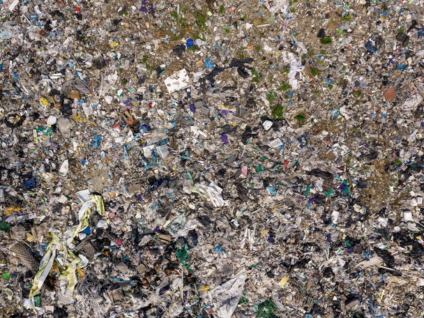 Inquinamento ambientale. Foto aerea vista dall'alto dal drone volante di grande mucchio di spazzatura. cumulo di rifiuti in discarica o discarica vicino alla foresta verde
. - Foto, immagini