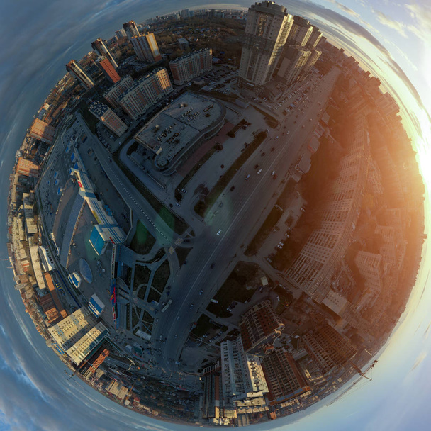 Nowosybirsk, Rosja - 05.20.2018: Panorama sferyczna 360 stopni miasta, budynki, lasu, centrum handlowe, transport. Strzelanie z góry za pomocą drona. - Zdjęcie, obraz
