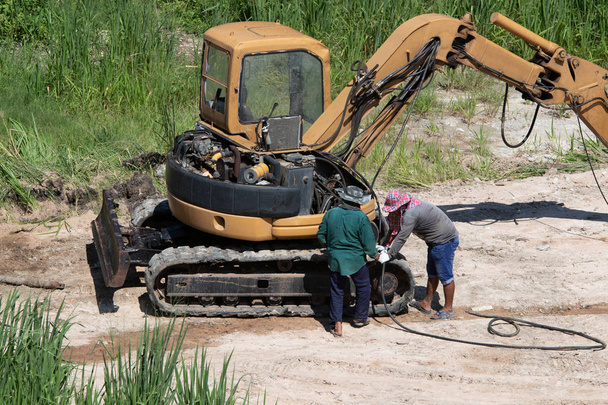 I lavoratori stanno riparando il secchio Bulldozer all'Outdoor
. - Foto, immagini
