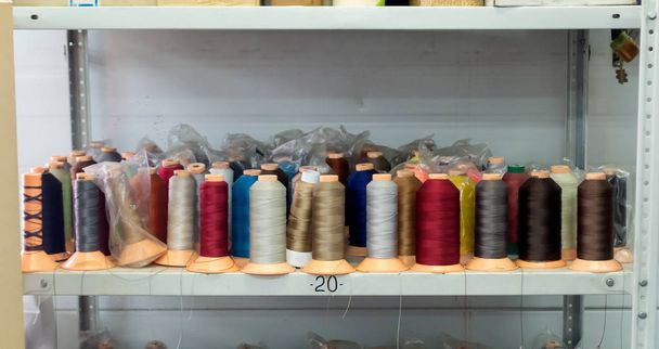 Klossen met gekleurde draden in de studio - Foto, afbeelding