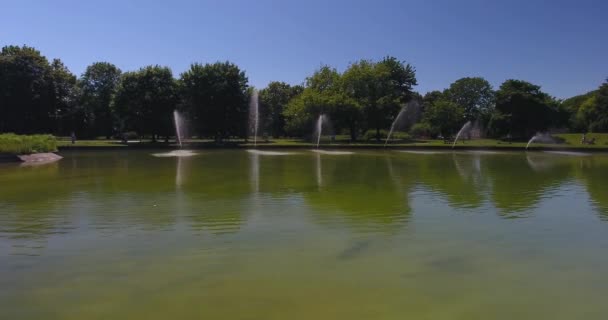 Fontaines éclaboussant l'étang Park
 - Séquence, vidéo