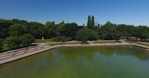 Vuelo hacia atrás sobre el estanque del parque
 - Metraje, vídeo