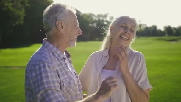Grappige bejaarde echtpaar lachen met een grap buitenshuis - Video