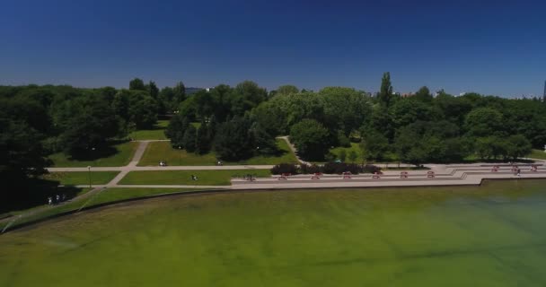 Pohled na nábřeží u jezera v parku - Záběry, video