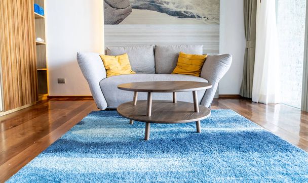 Travesseiro no sofá decoração interior na sala de estar
 - Foto, Imagem