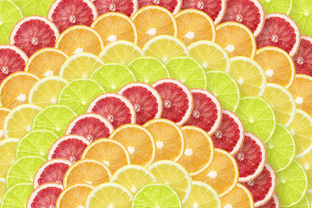 mnoho čerstvé citrusové řezy v duhové obrazce  - Fotografie, Obrázek