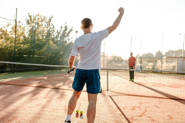 Szczęśliwy zwycięzca tenis rano w słońcu - Zdjęcie, obraz