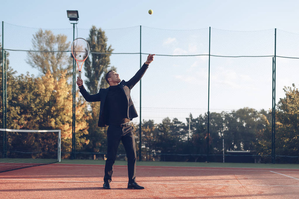 Homme d'affaires tenant une raquette de tennis
 - Photo, image