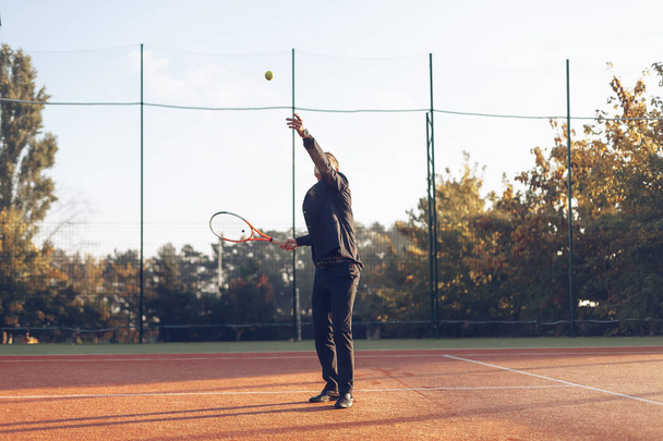 Businessman playing tennis - Foto, imagen