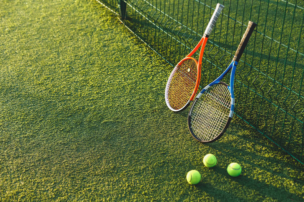 Raquetas de tenis sobre hierba
 - Foto, imagen
