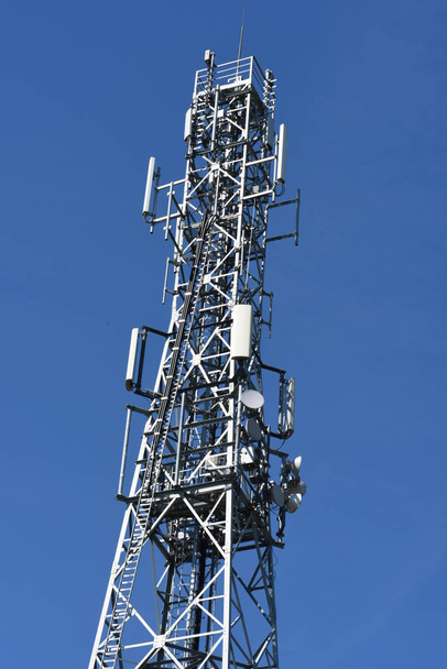 telecommunicatie toren tegen blauwe lucht - Foto, afbeelding