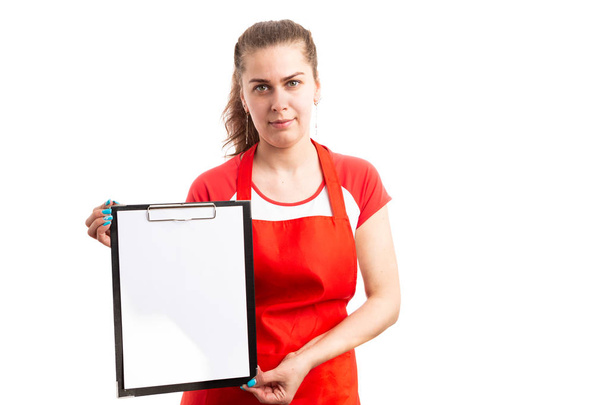 Молодая женщина супермаркет или розничный работник представляет пустой буфер обмена, показывая пустую концепцию рекламной области изолированы на белом фоне
 - Фото, изображение