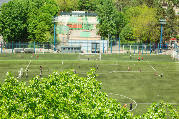 Gyermekek focizni a stadionban, a bankok az Amur-r - Fotó, kép