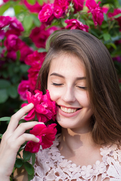 Mädchen und Rosen, Porträt eines Mädchens im Rosengarten, Rosen - Foto, Bild