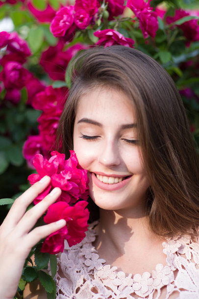 Mädchen und Rosen, Porträt eines Mädchens im Rosengarten, Rosen - Foto, Bild