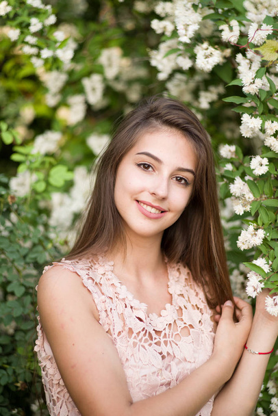 girl and roses, portrait of a girl in a rose garden, roses - Foto, Imagen