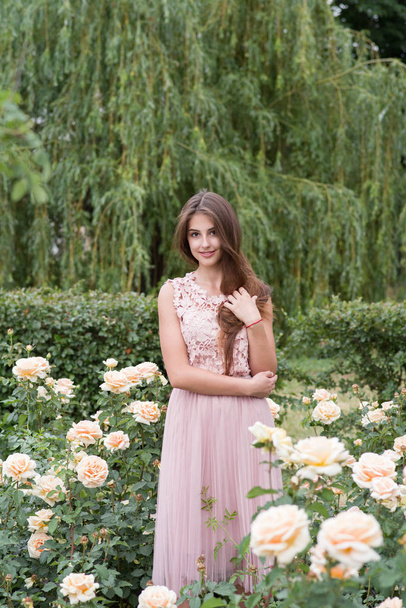 girl and roses, portrait of a girl in a rose garden, roses - Fotografie, Obrázek