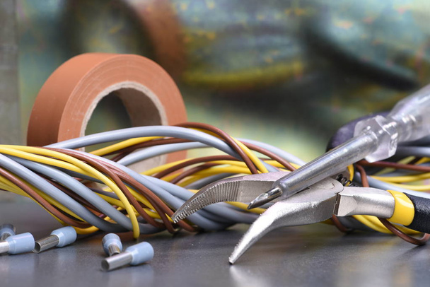 Componenten en tools voor gebruik in elektrische installaties - Foto, afbeelding