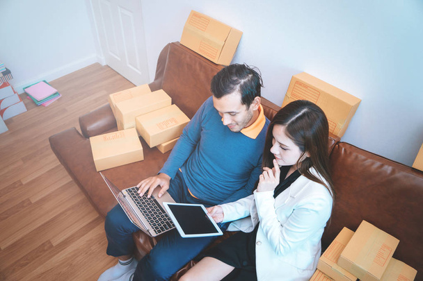Az üzleti pár ellenőrzi az online otthoni üzletét. - Fotó, kép