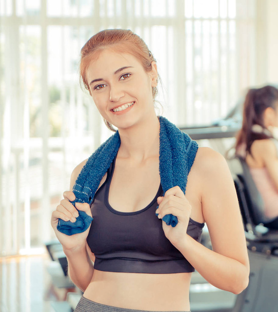 Fitness woman smiling with friend work out in the background - Foto, afbeelding