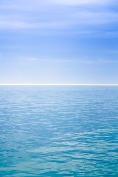 Mglisty morskie Abstrakcja ukończył miękkich kolorów i ostrości przez ocean do horyzontu poza morzem. - Zdjęcie, obraz