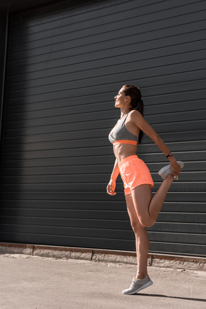 schöne sportliche Mädchen Stretching Beine - Foto, Bild