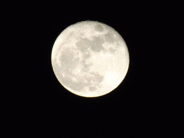 Une photographie étonnante de la pleine lune sous un ciel sombre avec quelques petites étoiles en arrière-plan
 - Photo, image