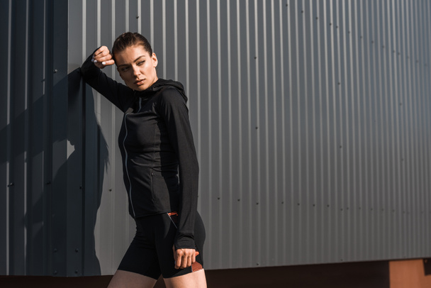 jonge Sportvrouw poseren in zwarte thermische kleding - Foto, afbeelding