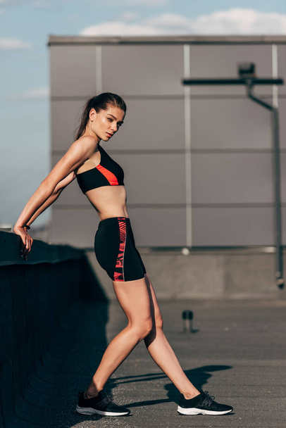 beautiful athletic girl in sportswear on roof - Zdjęcie, obraz