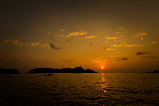 teluk nipah Korallenstrand auf der Insel Pangkor in Malaysia. wunderschöne Landschaft mit Meer bei goldenem Sonnenuntergang in Südostasien. - Foto, Bild