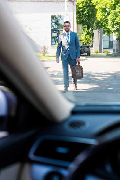 homem de negócios em terno e óculos indo para o carro na rua
 - Foto, Imagem