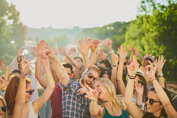 Gruppe von Menschen tanzen und amüsieren sich auf der Outdoor-Party / Musik-Festival  - Foto, Bild