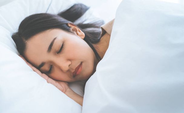 Porträt einer asiatischen Frau, die in einem Morgenbett schläft - Foto, Bild