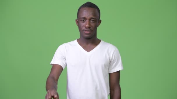 Young angry African man pointing at camera - Filmagem, Vídeo